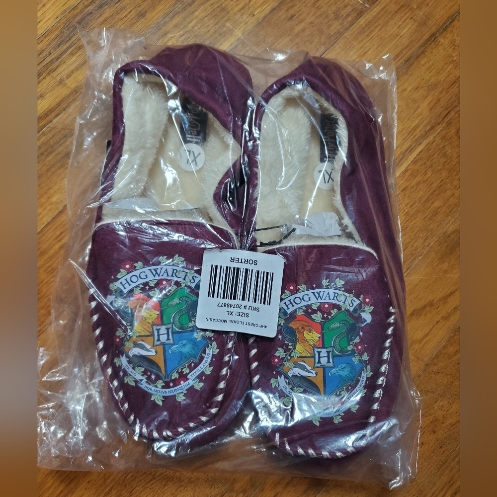 Women's Hogwarts Crest Moccasins - Burgundy - Picture 6 of 6